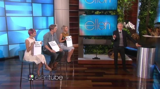 VR Distribution Cards Against Humanity UK Editie - Kaartspel 4 VR Distribution Cards Against Humanity UK Editie - Kaartspel - Afbeelding 2