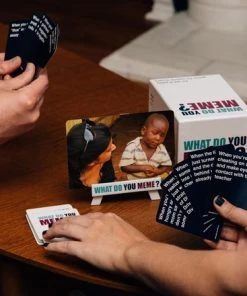 What Do You Meme - Kaartspel / Familiespel / Partyspel - Engelstalige Editie -Spellen Kast 550x440