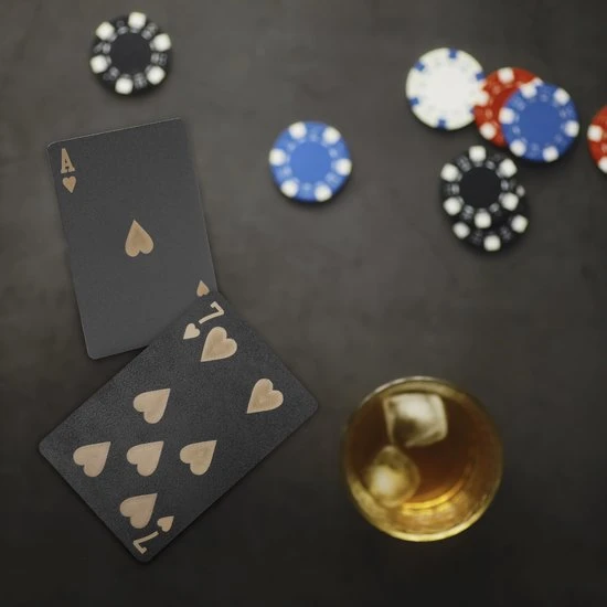 Qualux Speelkaarten | Kaarten | Luxe Pokerkaarten | Speelkaarten Waterdicht | Pokerkaarten | Kaartspel | Zwart | Goud 9 Qualux Speelkaarten | Kaarten | Luxe Pokerkaarten | Speelkaarten Waterdicht | Pokerkaarten | Kaartspel | Zwart | Goud - Afbeelding 7