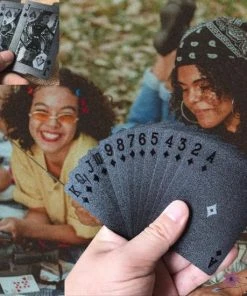 Brenlux - Kaartspel - Waterproof Kaarten - Pokerkaarten - Zwarte Speelkaarten - Speelkaarten Waterdicht - Spelletje Kaarten - Potje Kaarten 9 Brenlux - Kaartspel - Waterproof Kaarten - Pokerkaarten - Zwarte Speelkaarten - Speelkaarten Waterdicht - Spelletje Kaarten - Potje Kaarten -Spellen Kast 550x550 334